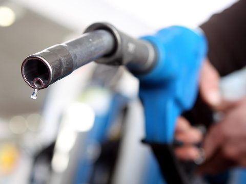 Versenytanács: a benzin ára 58 banival, a gázolajé 56 banival csökkent június végéhez képest