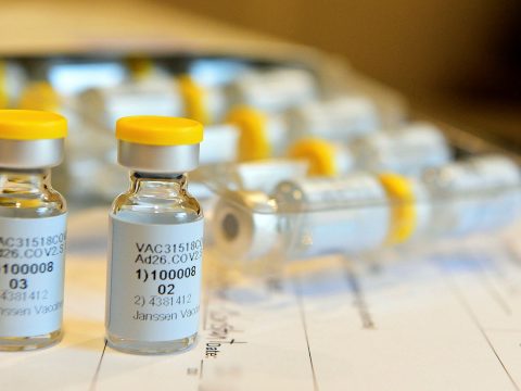 Felfüggesztették a Johnson & Johnson vakcinájának a tesztelését
