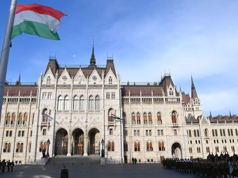 Aradi vértanúk: felvonták, majd félárbócra engedték a nemzeti lobogót a Parlament előtt