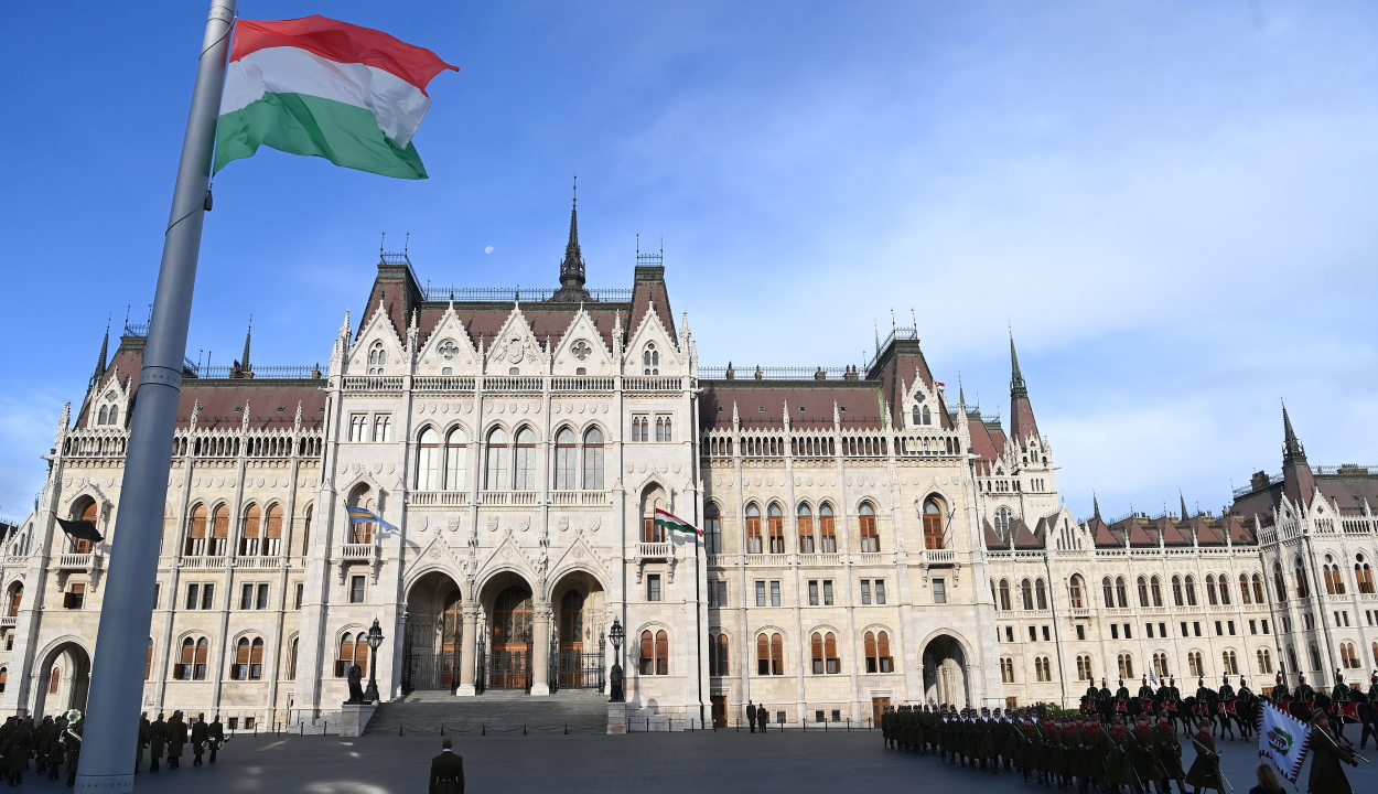 Aradi vértanúk: felvonták, majd félárbócra engedték a nemzeti lobogót a Parlament előtt