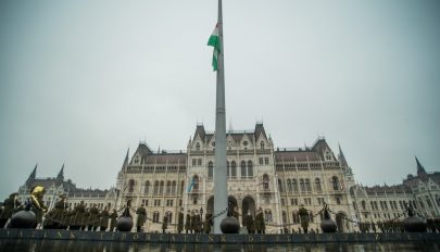 Október 23.: felvonták a nemzeti lobogót a magyar parlament előtt