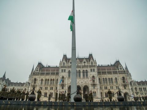 Október 23.: felvonták a nemzeti lobogót a magyar parlament előtt