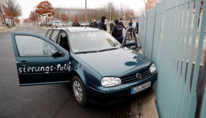 Belehajtott egy autó a berlini kancellári hivatal zárt főkapujába