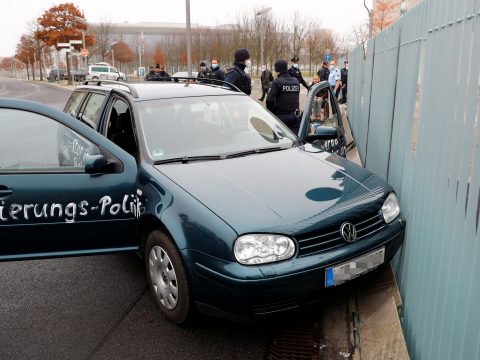 Belehajtott egy autó a berlini kancellári hivatal zárt főkapujába