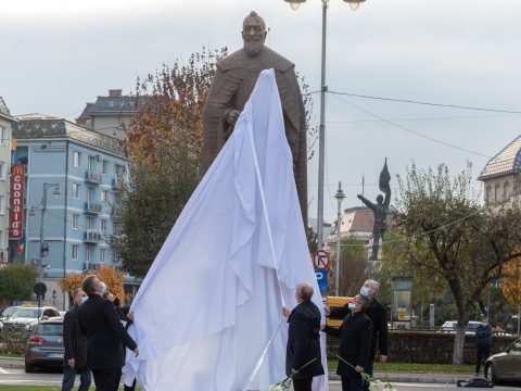 Marosvásárhelyen felavatták Bethlen Gábor egész alakos szobrát