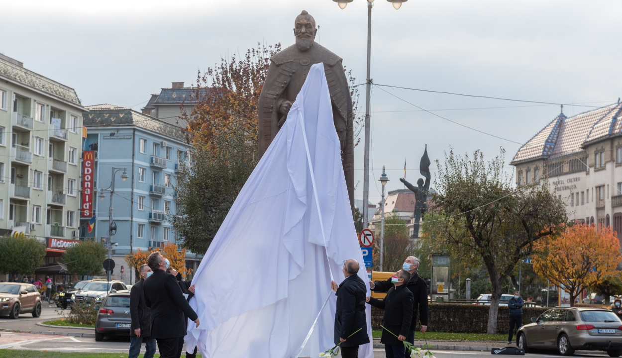 Marosvásárhelyen felavatták Bethlen Gábor egész alakos szobrát