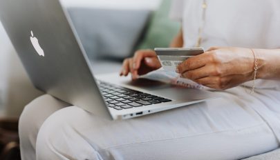 A román állampolgárok átlagosan 52,6 eurót költöttek tavaly online vásárlásra