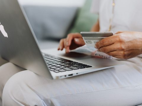 A román állampolgárok átlagosan 52,6 eurót költöttek tavaly online vásárlásra