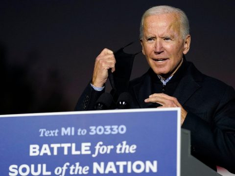 Biden bírálta Trump híveit, akik zaklattak egy demokrata párti kampánybuszt