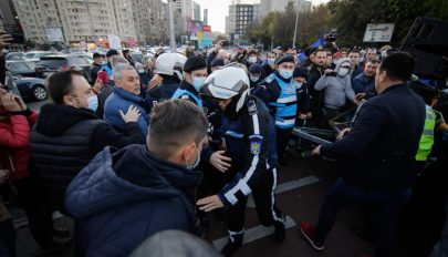 A hétfőtől életbe lépő járványvédelmi intézkedések ellen tüntettek Bukarestben