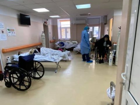 Elfogytak a helyek, a folyosón kezelik a koronavírusos betegeket a Matei Balș kórházban