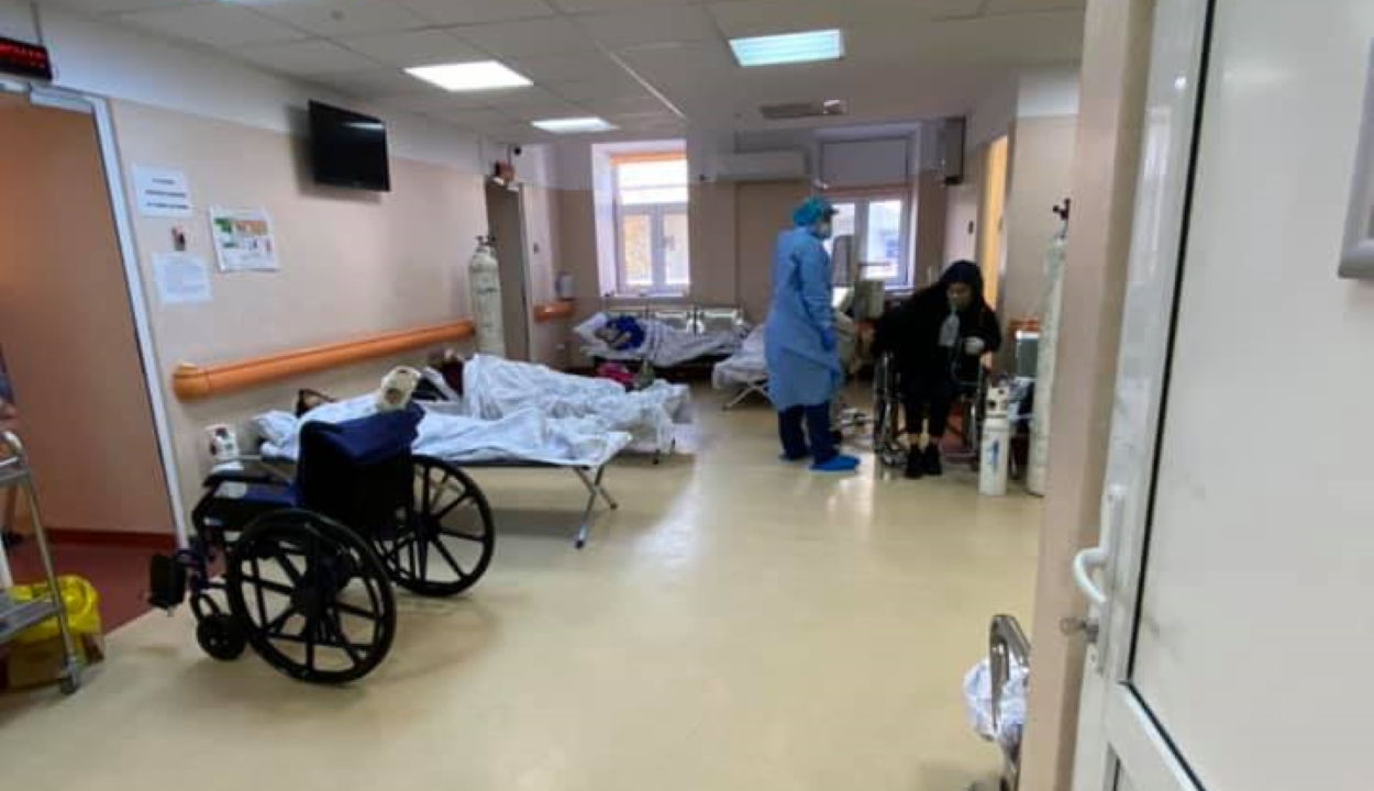Elfogytak a helyek, a folyosón kezelik a koronavírusos betegeket a Matei Balș kórházban