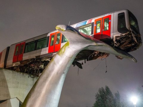 A végállomás helyett egy gigantikus műalkotáson állt meg a metrószerelvény