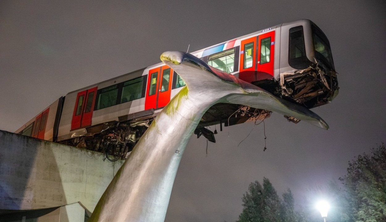 A végállomás helyett egy gigantikus műalkotáson állt meg a metrószerelvény