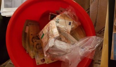 1,2 millió eurót találtak mosdótálakba és vedrekbe rejtve a suceavai jogosítvány-kibocsátó hivatalnál