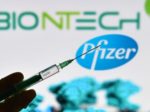 Már 12 év alatti gyerekeken is teszteli vakcináját a Pfizer és a BioNTech