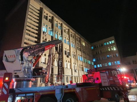 FRISSÍTVE: Tűz ütött ki a Piatra Neamţ-i megyei kórház intenzív osztályán, tíz beteg meghalt