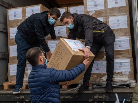 Több mint egymillió védőmaszk érkezett Erdélybe a magyar kormány közreműködésével