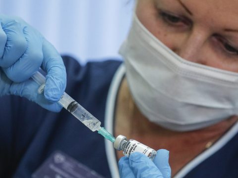 Koronavírus: egy hét alatt csaknem 140 ezren kapták meg az oltást az Egyesült Királyságban
