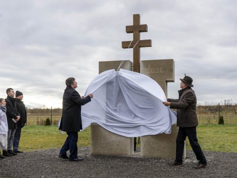 Emlékműavatás Kézdiszárazpatakon