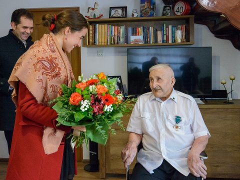 A 100. életévét betöltött Nagy Sándor veterán honvédet köszöntötték
