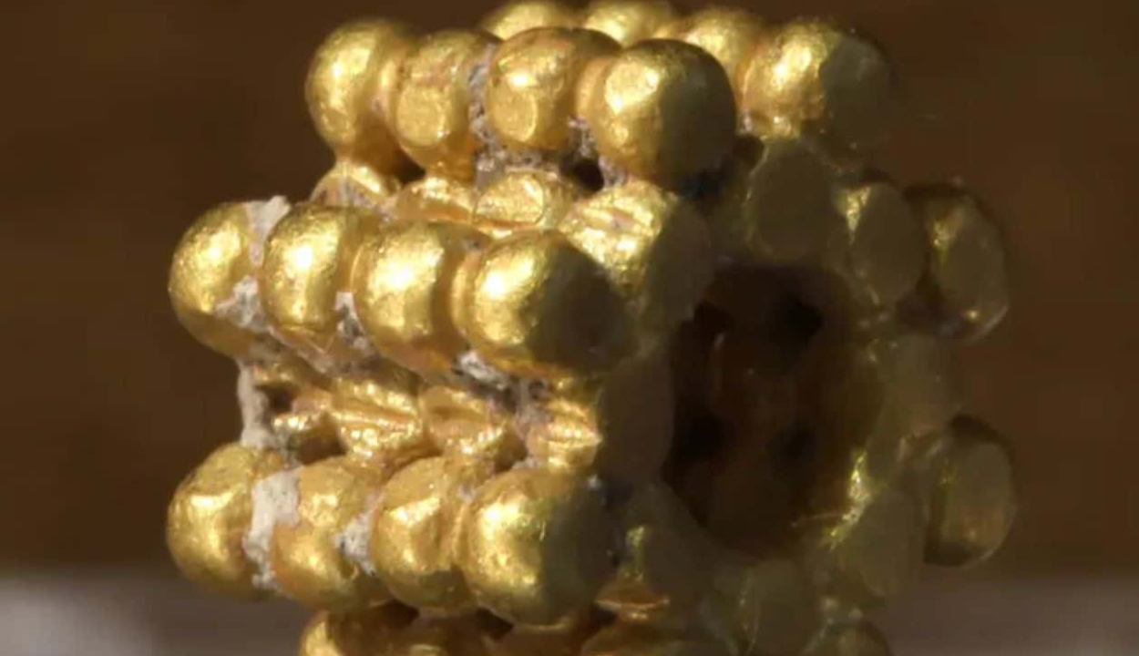Háromezer éves aranygyöngyöt talált egy kisfiú Jeruzsálemben