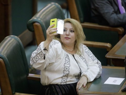 Kizárták Diana Șoșoacă szenátort az AUR parlamenti frakciójából