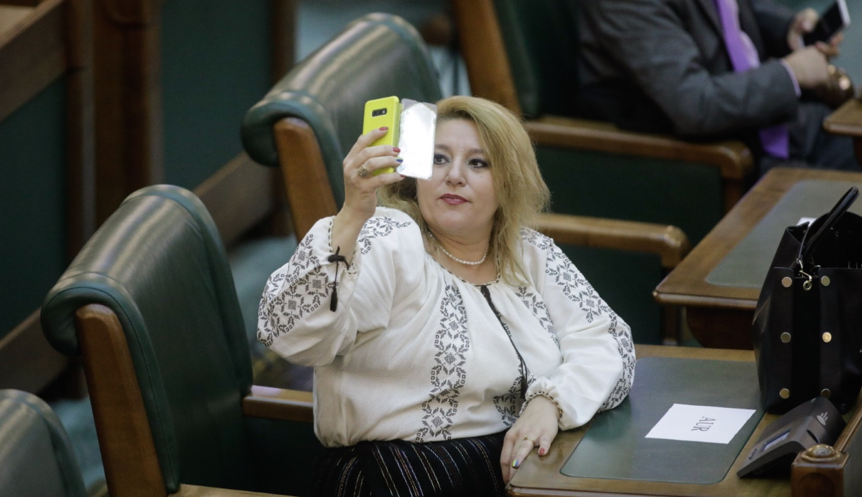Kizárták Diana Șoșoacă szenátort az AUR parlamenti frakciójából