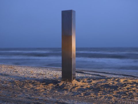 Ezúttal a román tengerparton jelent meg egy fémoszlop