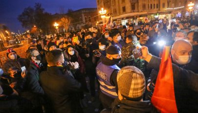 Kifütyülték a forradalmárok az AUR vezetőjét a temesvári megemlékezésen