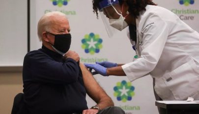 Joe Biden élő adásban adatta be magának a koronavírus elleni vakcinát