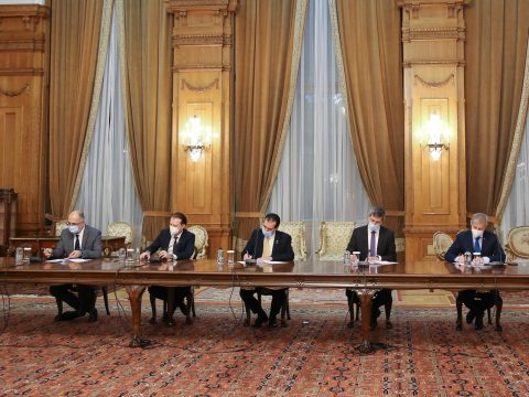 Aláírták a koalíciós megállapodást a PNL, az USR-PLUS és az RMDSZ vezetői