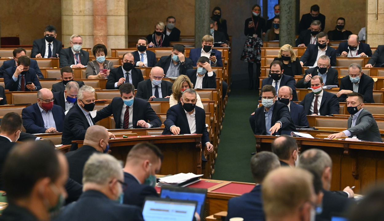 Belekerült a magyar alaptörvénybe, hogy az anya nő, az apa férfi