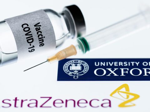 Nagy-Britanniában megkezdődött az Oxford-AstraZeneca-vakcina alkalmazása