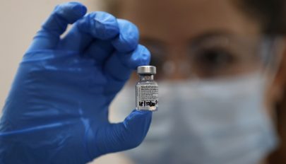 Az első, „szimbolikus’ adag védőoltást a tíz, első vonalba tartozó kórház személyzete kapja