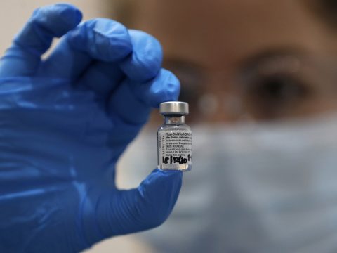 Szombaton érkezik az országba a kilencedik szállítmány Pfizer-BioNTech vakcina