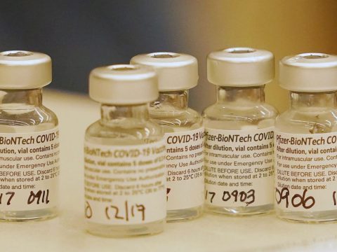 A COVID-19 elleni vakcinák légi és szárazföldi úton fognak Romániába érkezni