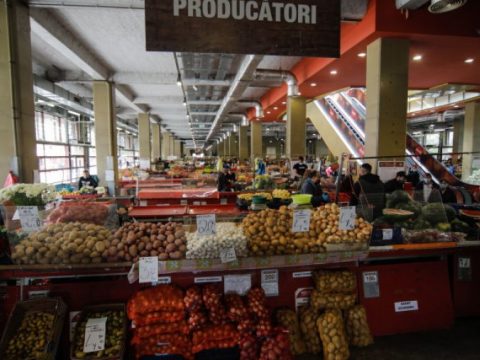 Iohannis: a hét végétől ismét kinyithatnak a beltéri piacok