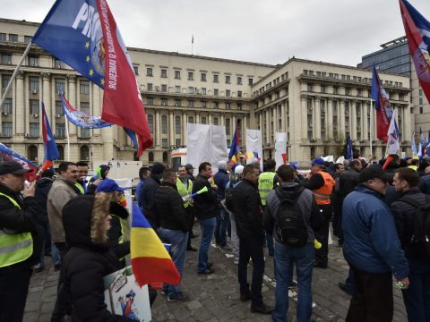 A bérbefagyasztások ellen tiltakoznak a védelem és a közrendfenntartó erők szakszervezetei