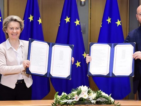 Az EU-vezetők aláírták a brit-uniós kereskedelmi kapcsolatokról szóló megállapodást