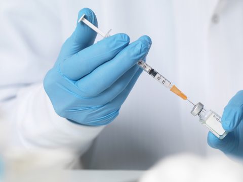 Megbírságolták az oltóközpontot, ahol egy személynek a Moderna vakcináját adták be a Pfizer után