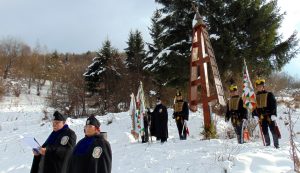 A Történelmi Vitézi Rend nevében v. Laczkó Áron és v. dr. Ambrus Ágnes szól a megemlékezőkhöz