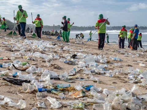 Kilencven tonna szemetet gyűjtöttek össze a hétvégén Bali partjain