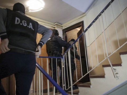 Futárszolgálattal csempésztek Magyarországról Romániába lőfegyvereket