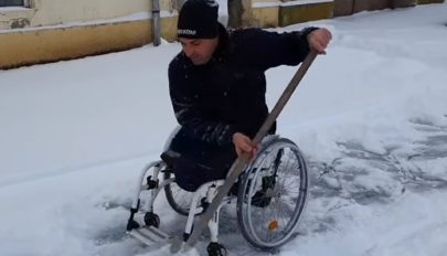 Kerekesszékben ülve is eltakarítja a havat a járdáról ez a Brassó megyei férfi