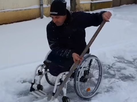 Kerekesszékben ülve is eltakarítja a havat a járdáról ez a Brassó megyei férfi