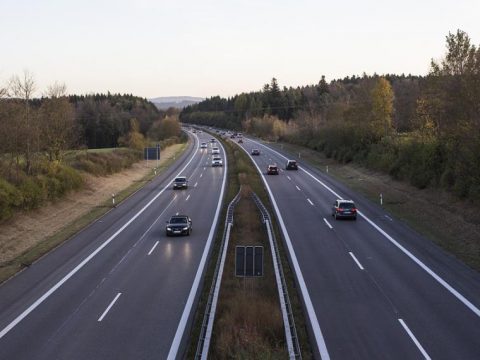 Jó hír az Alföldön élőknek: egyre hosszabb az M4-es autóút