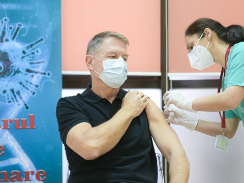 Megkapta a koronavírus elleni védőoltást Klaus Iohannis államfő