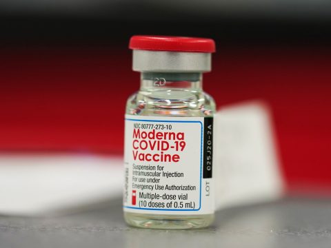 Szerdán érkezik Romániába a Moderna első adag vakcinája