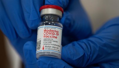 Megérkezett a Moderna vakcina első szállítmánya Romániába